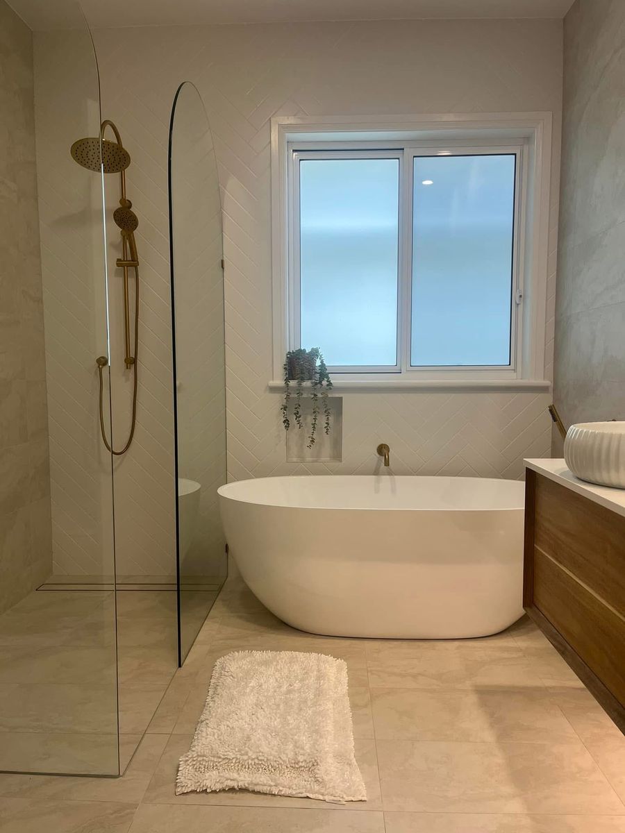 Freestanding bath bathroom tiling